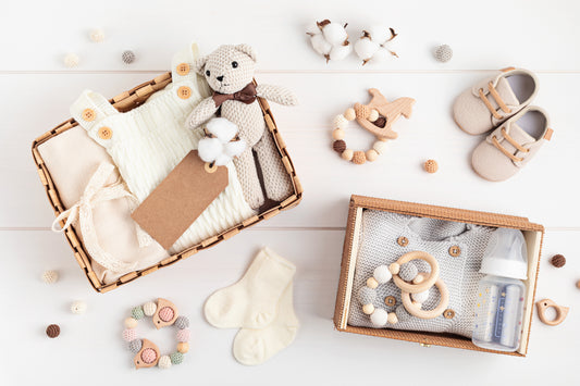 7 idées de cadeau de naissance original et utile, qui plairont aussi aux parents !