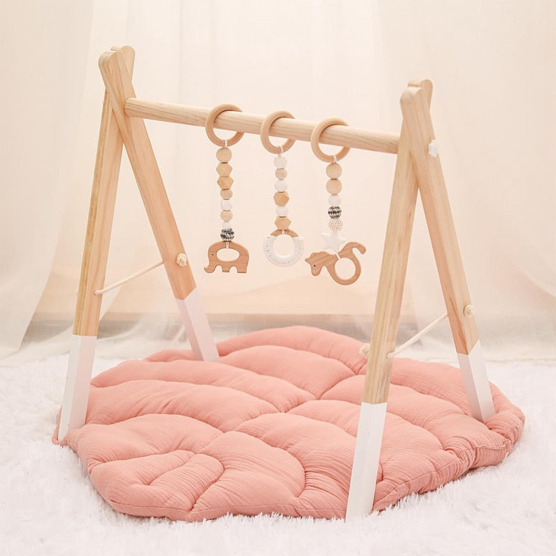 Tapis d'éveil feuille rose sous arche d'éveil