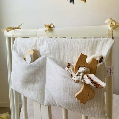 Vide-poche lit bébé en gaze de coton blanc avec jeux en bois