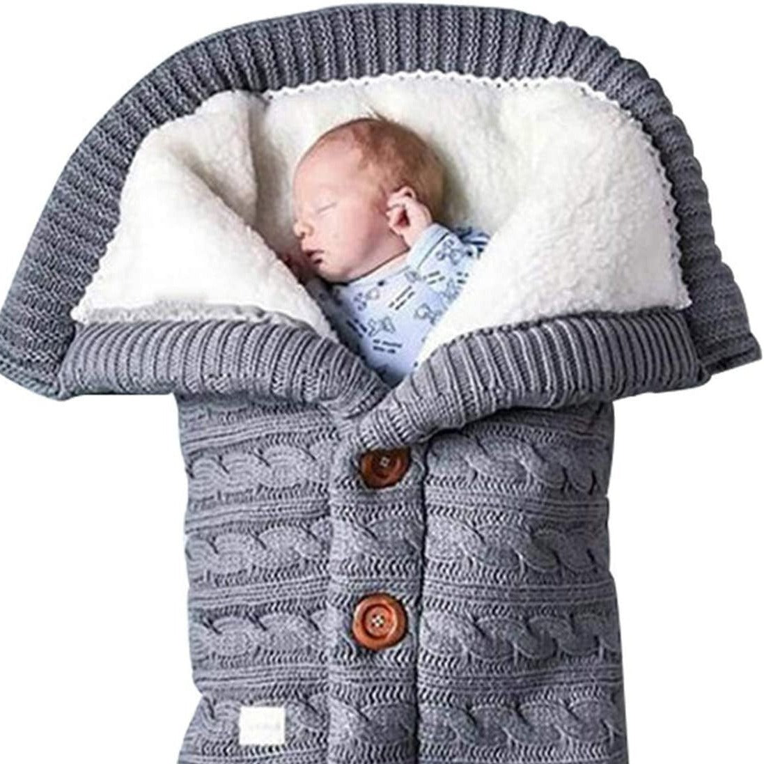 Bébé dormant dans un nid d'ange effet tricot gris