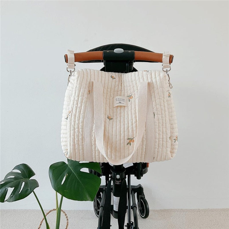 Sac à langer matelassé beige sur poussette